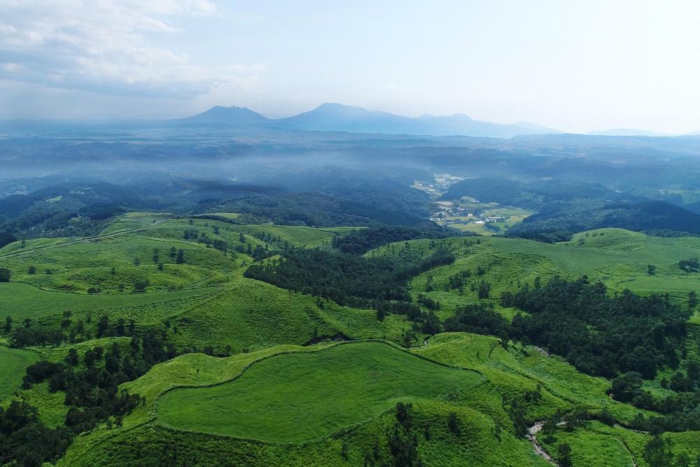 遠く阿蘇山を望む産山村の風景