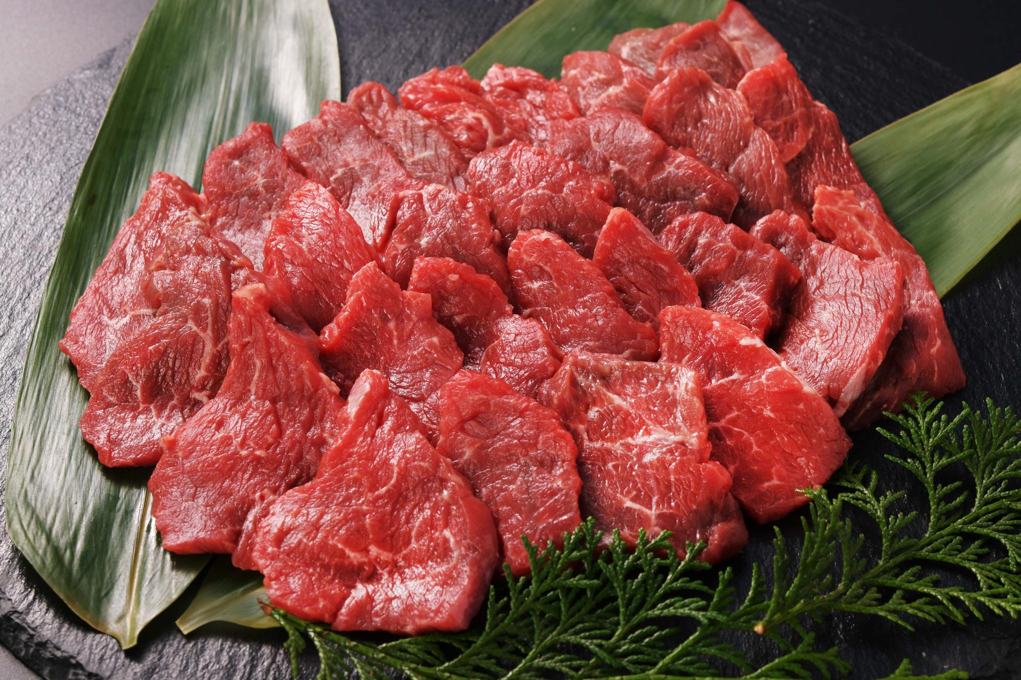 焼肉用の赤身の生肉がプレートに載っている写真