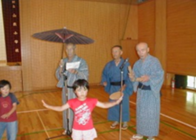 片俣地区の伝統的盆踊りを踊る子供と老人