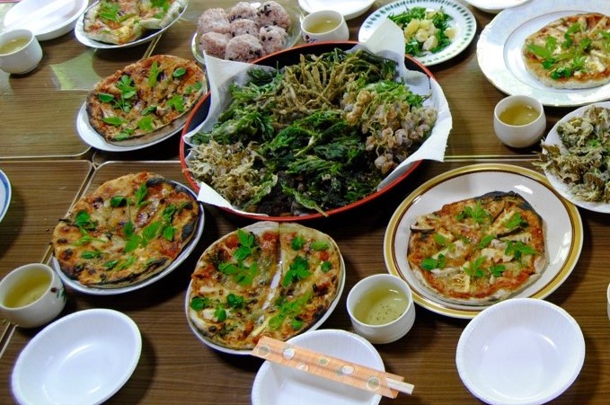 講座で作った山菜の天ぷらを並べたテーブル