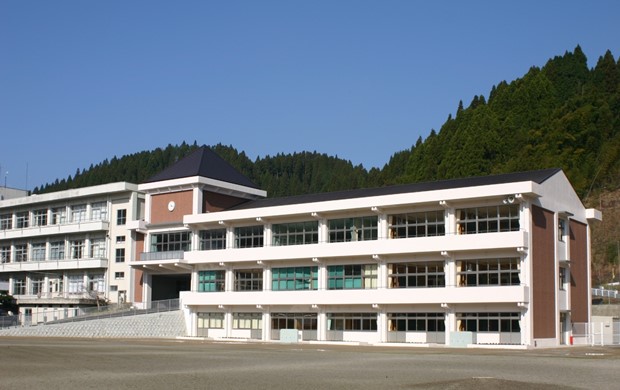 産山学園の全景