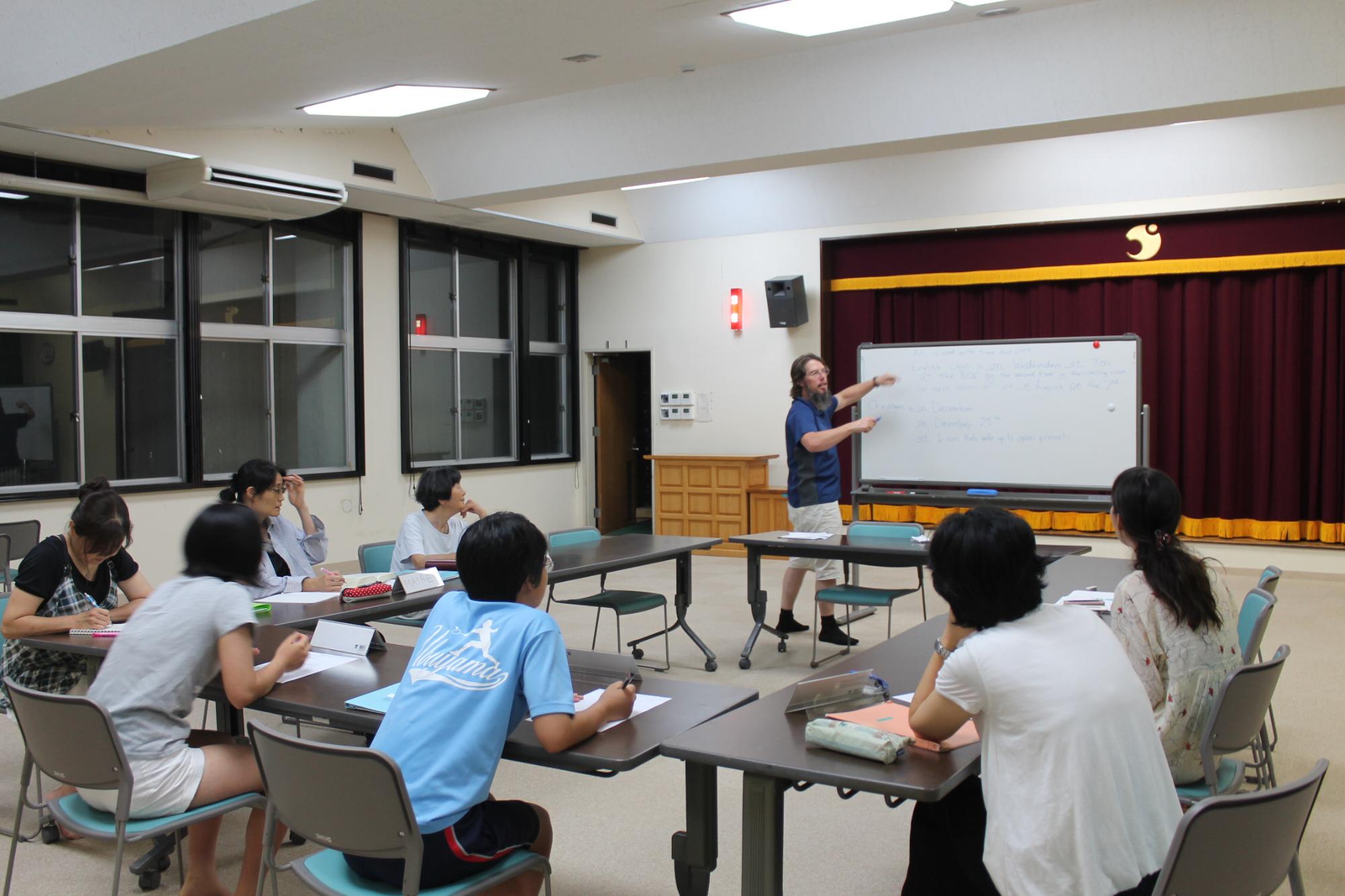 産山村集落センターにて英会話を学ぶ住民たち