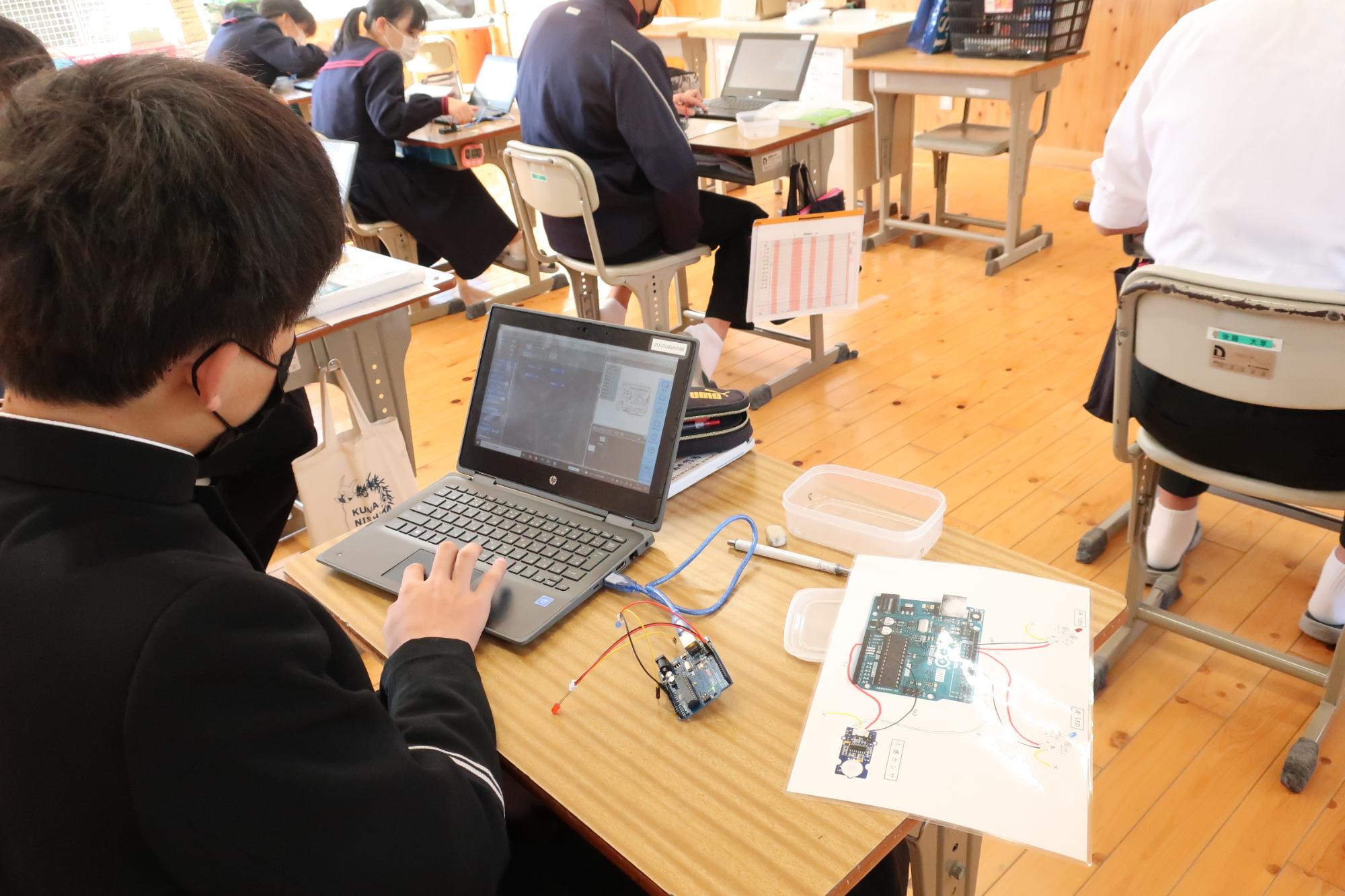 産山学園でプログラミングを学ぶ学生