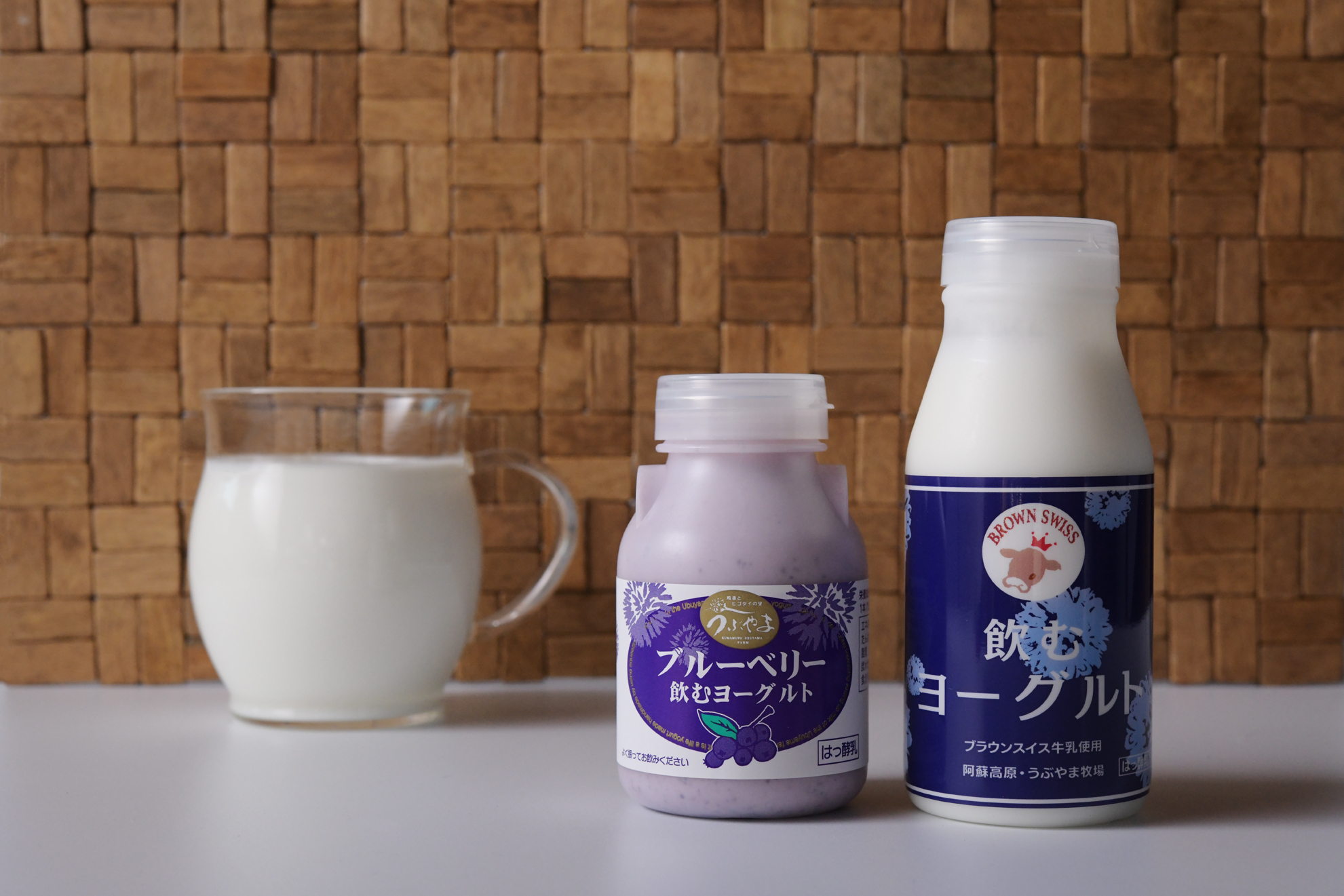 飲むヨーグルト、プレーン味とブルーベリー味