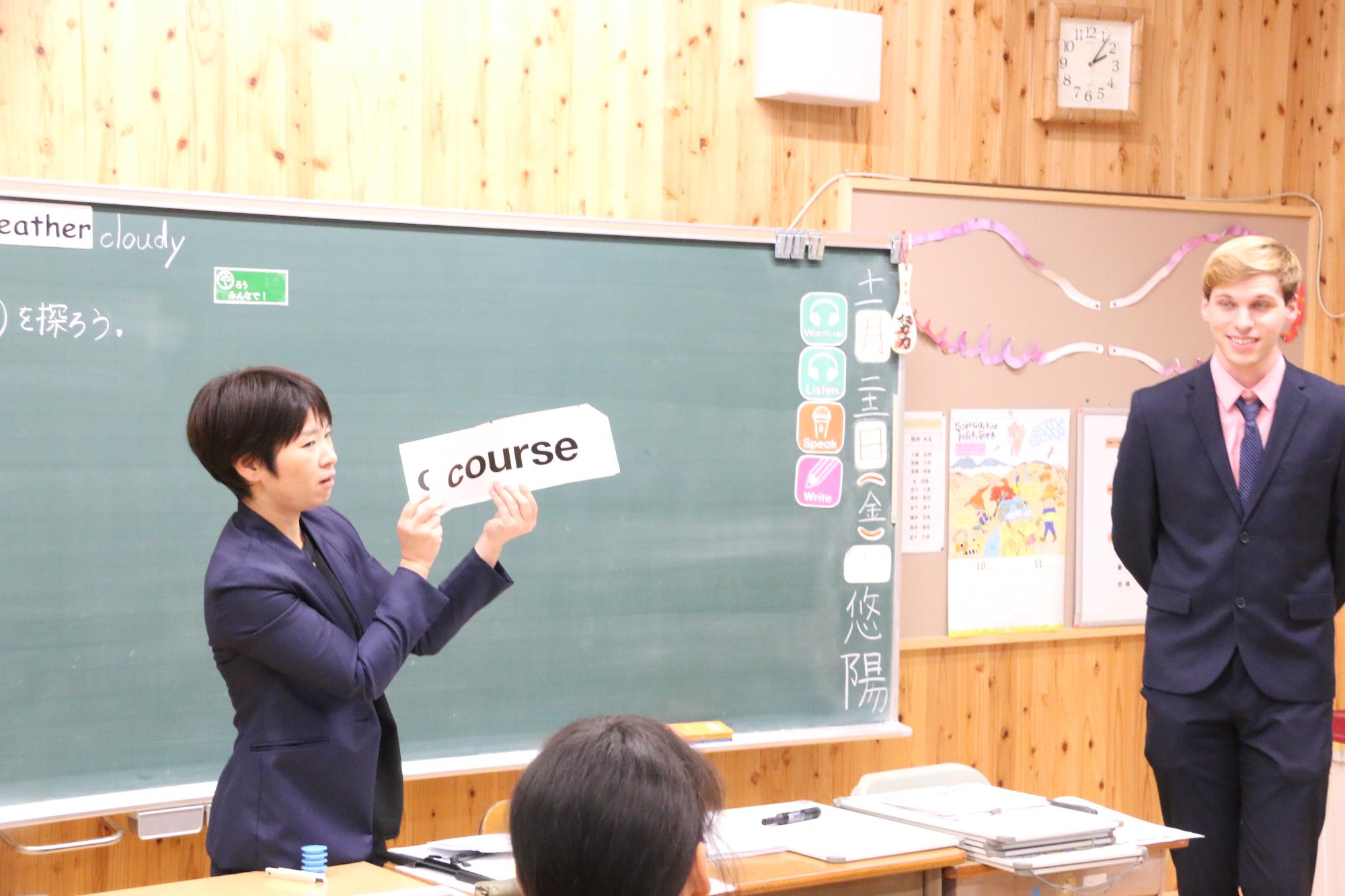 ヒゴタイイングリッシュクラスで教える日本人教師とアメリカ人講師