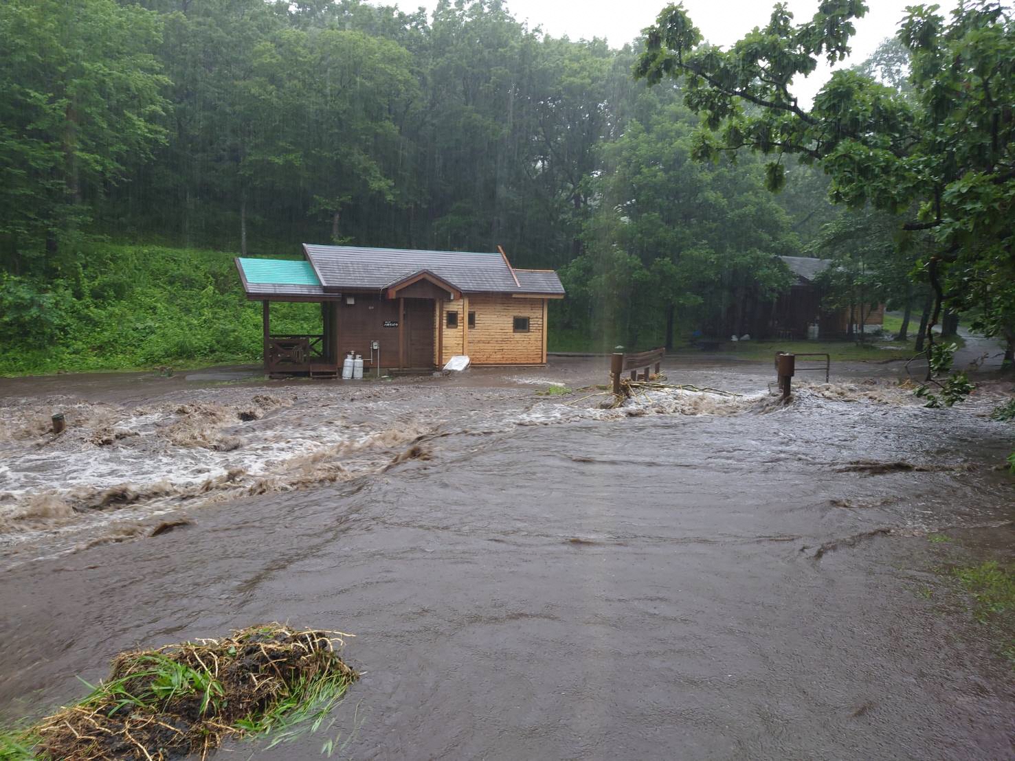 令和2年7月にヒゴタイ公園キャンプ村を襲った豪雨により道が水没した様子