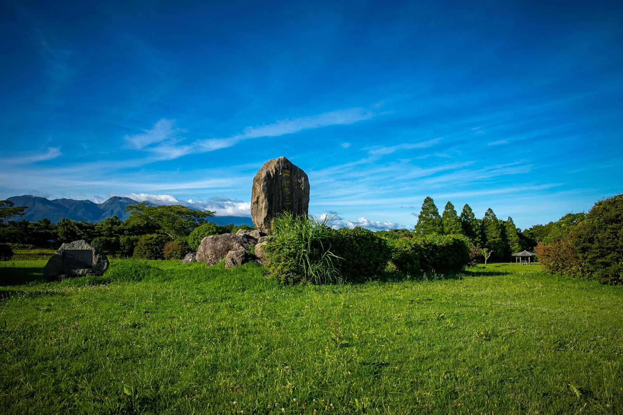 一覧三山台の記念碑