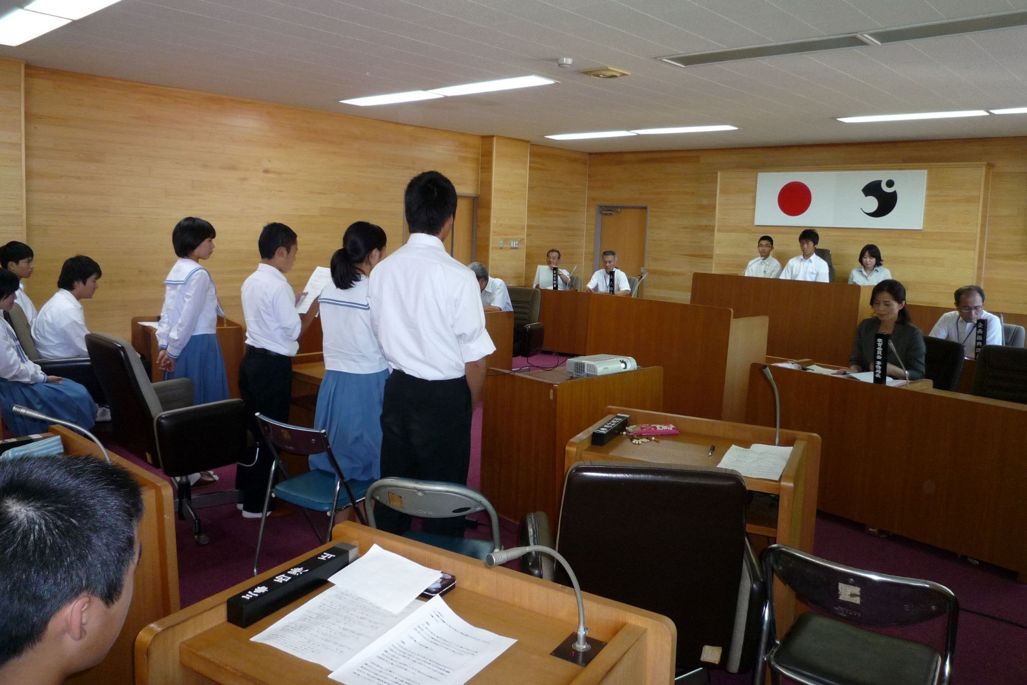 こども議会で発言する子供たち