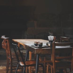 うぶやまキュッフェのテーブル席とコーヒーカップ