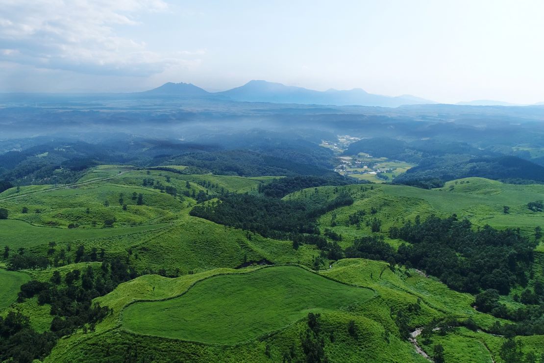 阿蘇山を望み草原に囲まれた産山村の遠景