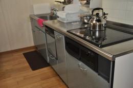 IH対応のシステムキッチンが設置されたフローリングの台所の写真
